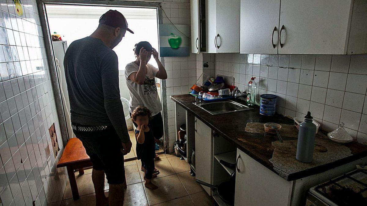 Harani y Morurad, en la cocina de su precaria vivienda. | RAFA ARJONES