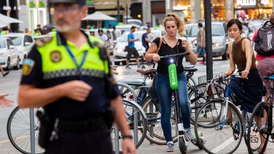 La policía no multará hasta septiembre a los patinetes que incumplan la ordenanza