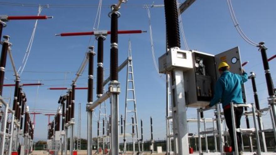 Un operari de Red Eléctrica