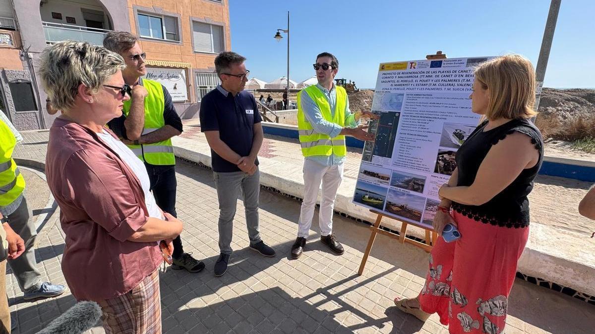 Pilar Bernabé, este martes, en su visita a las obras de regeneración de las playas de Sueca con el alcalde de la ciudad.