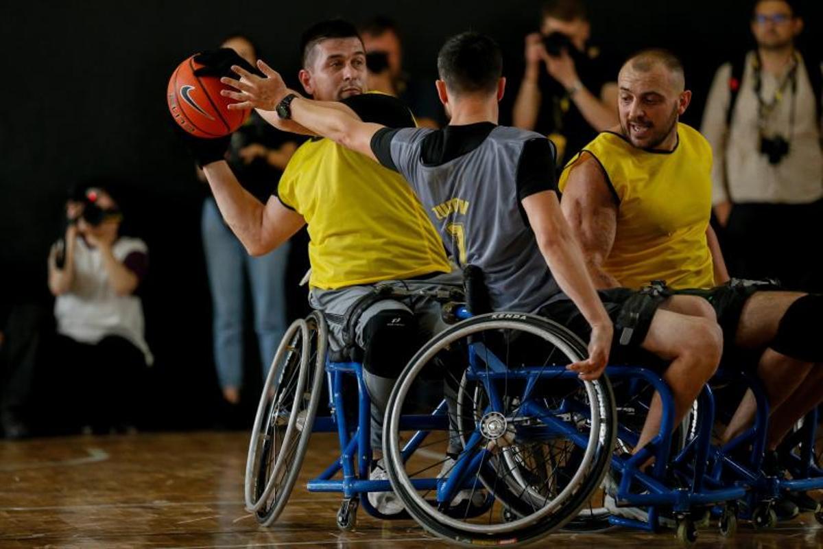 Ex-soldados ucranianos heridos, se recuperan jugando a baloncesto en silla de ruedas