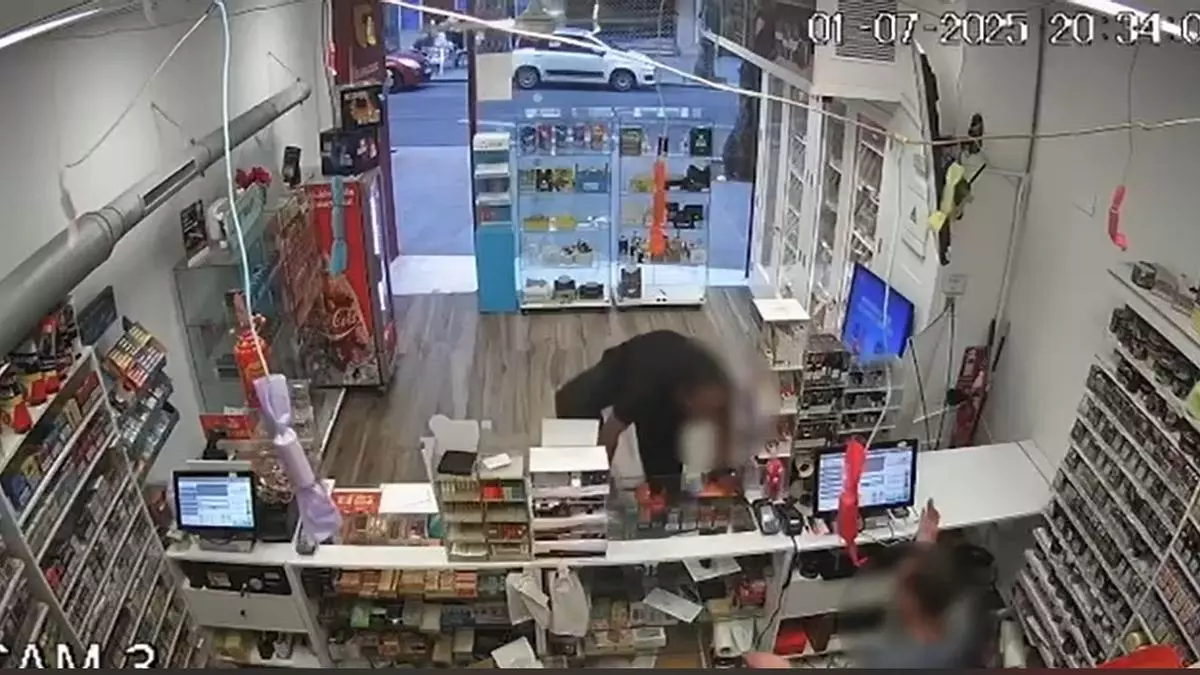 Roba 790 euros en un estanco de Alicante con un cuchillo falso... y va perdiendo los billetes por el camino