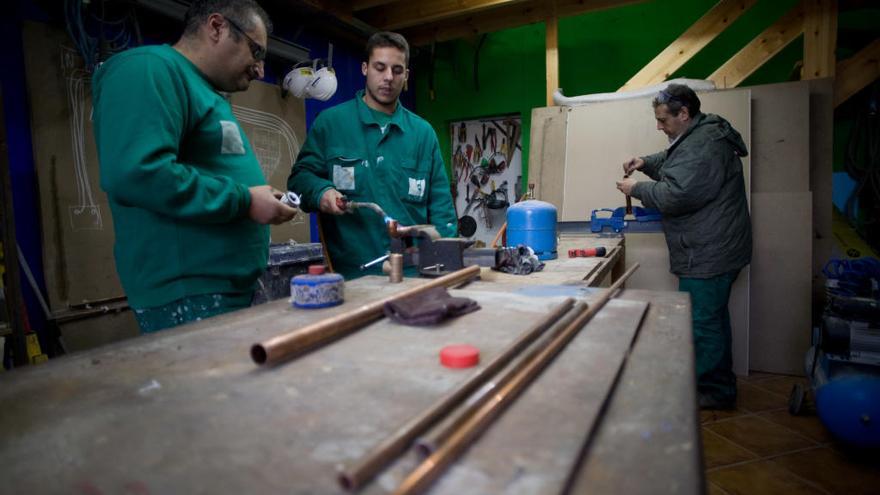 Alumnos de un pasado taller de empleo de Avilés.