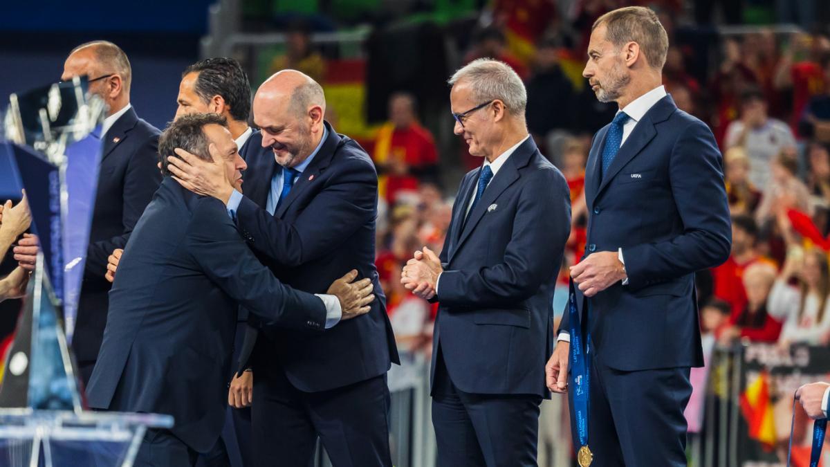 Jesús Velasco, felicitado por el presidente federativo Rafael Louzán