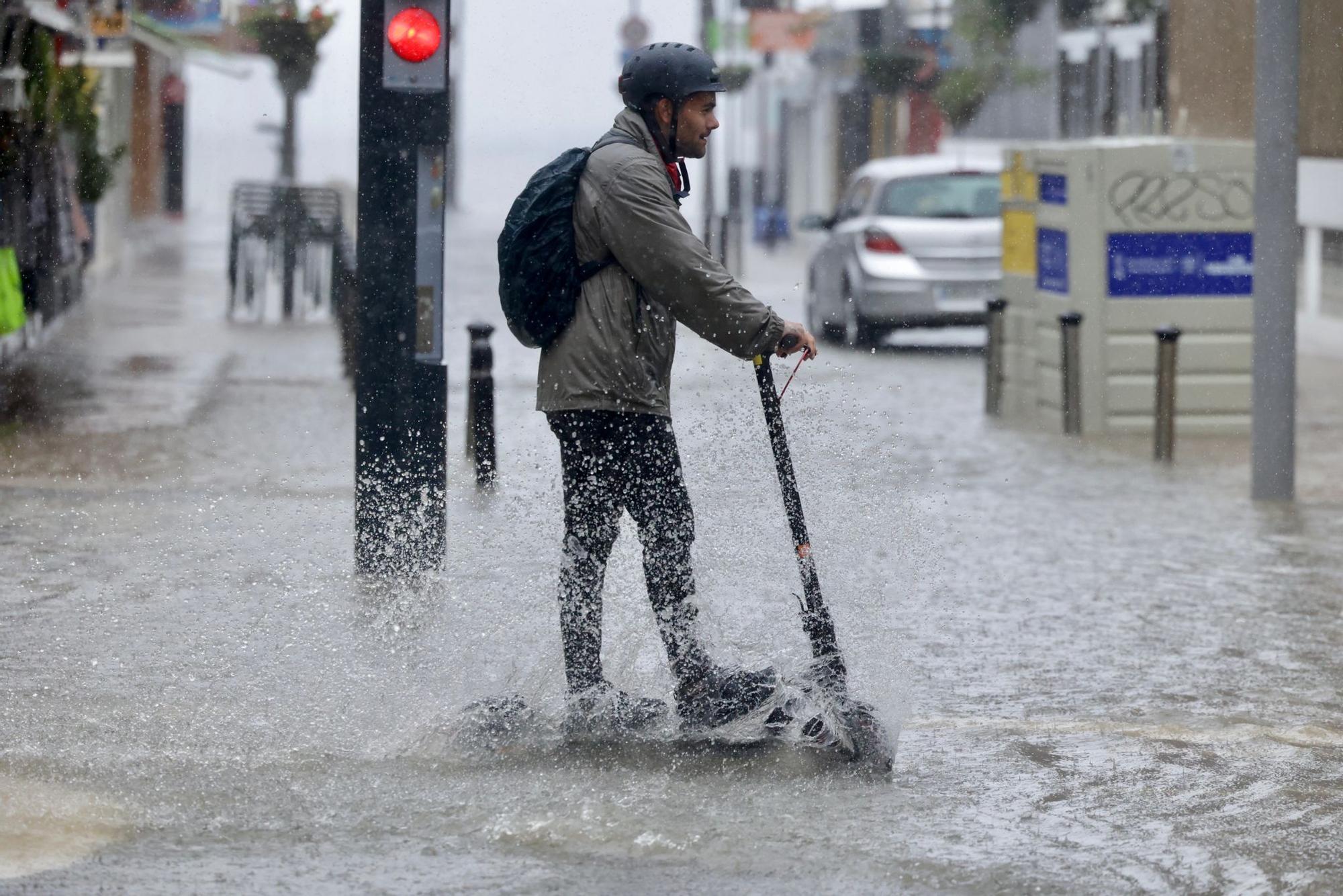 La lluvia inunda las calles de Benidorm