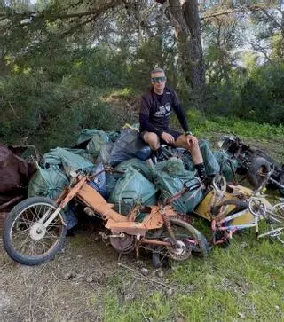 1000 kilos de residuos retirados de una zona de difícil acceso en el litoral de Ibiza