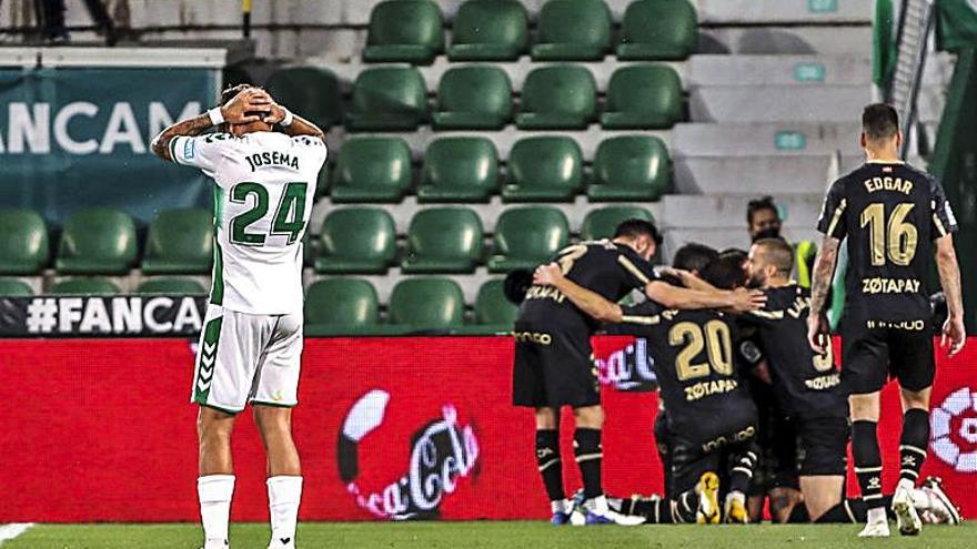 Josema lamenta su fallo tras el segundo gol del Alavés. | ANTONIO AMORÓS