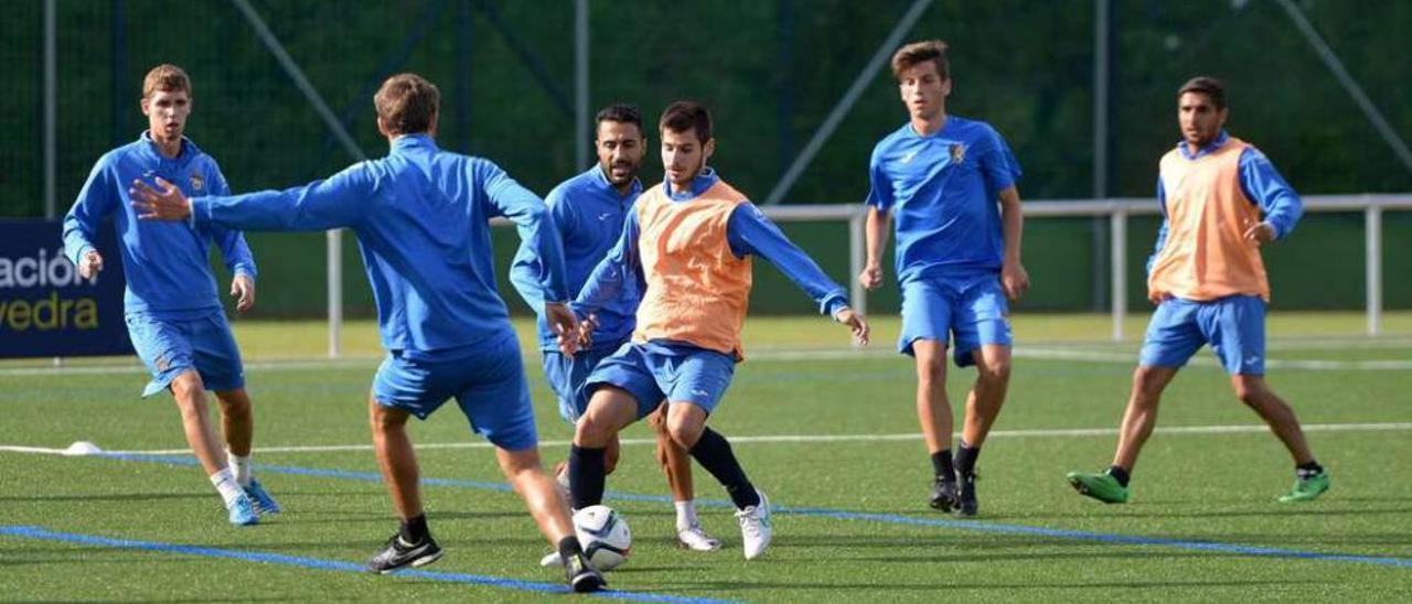 Jandrín controla el balón ante la presión de Bruno y Tubo durante un entrenamiento en Príncipe Felipe. // Gustavo Santos