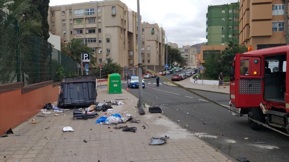 Un turismo choca contra una farola en la calle Córdoba de la capital