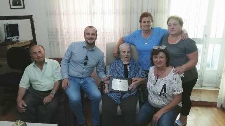 Isabel Pérez, posando con la placa entregada por el Concello. // FdV