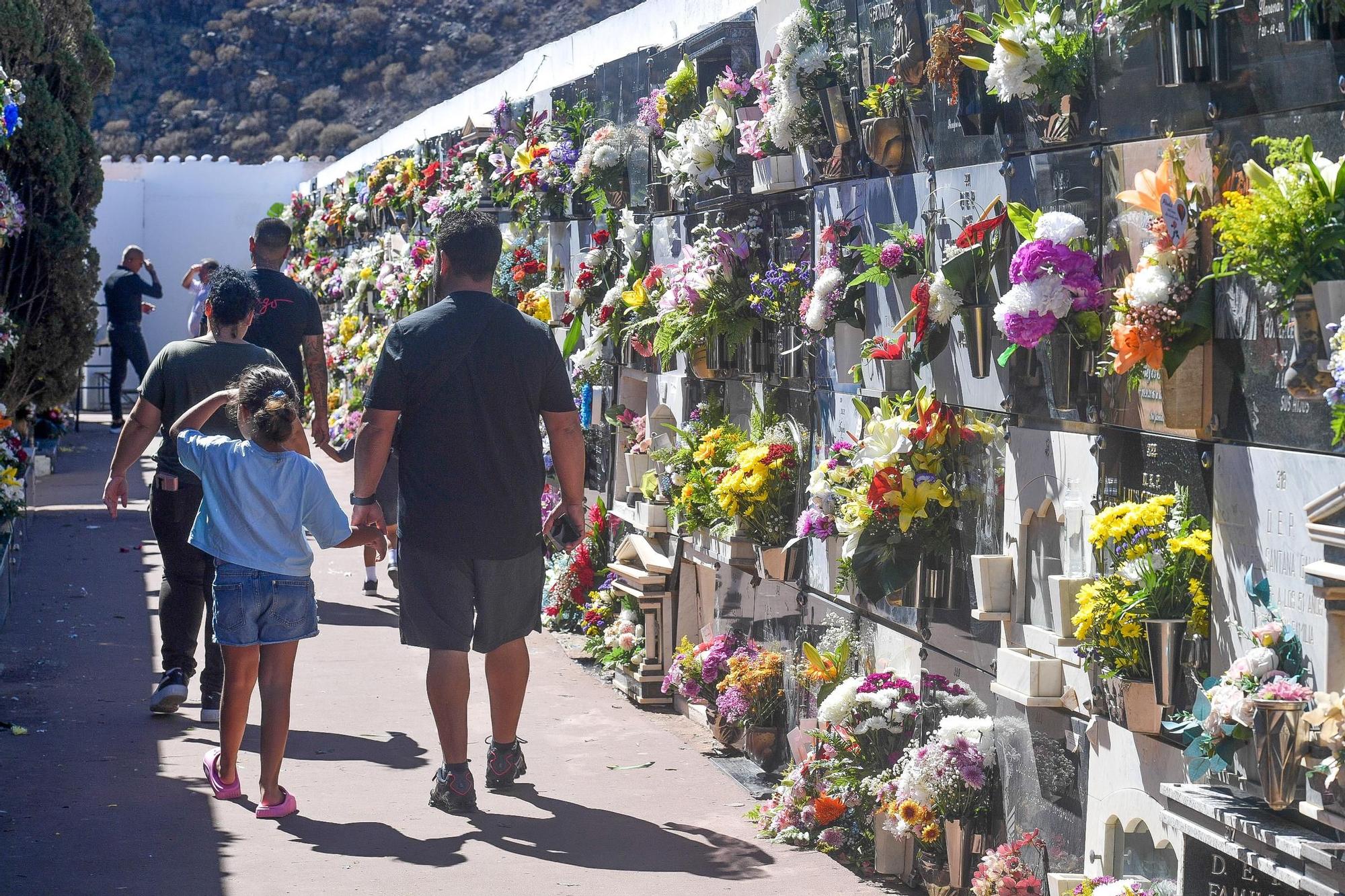 Día de Todos los Santos en cementerios de Gran Canaria