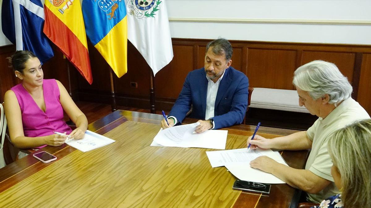 Firma de la adhesión de Santa Cruz a la Red Española de Ciudades Saludables.