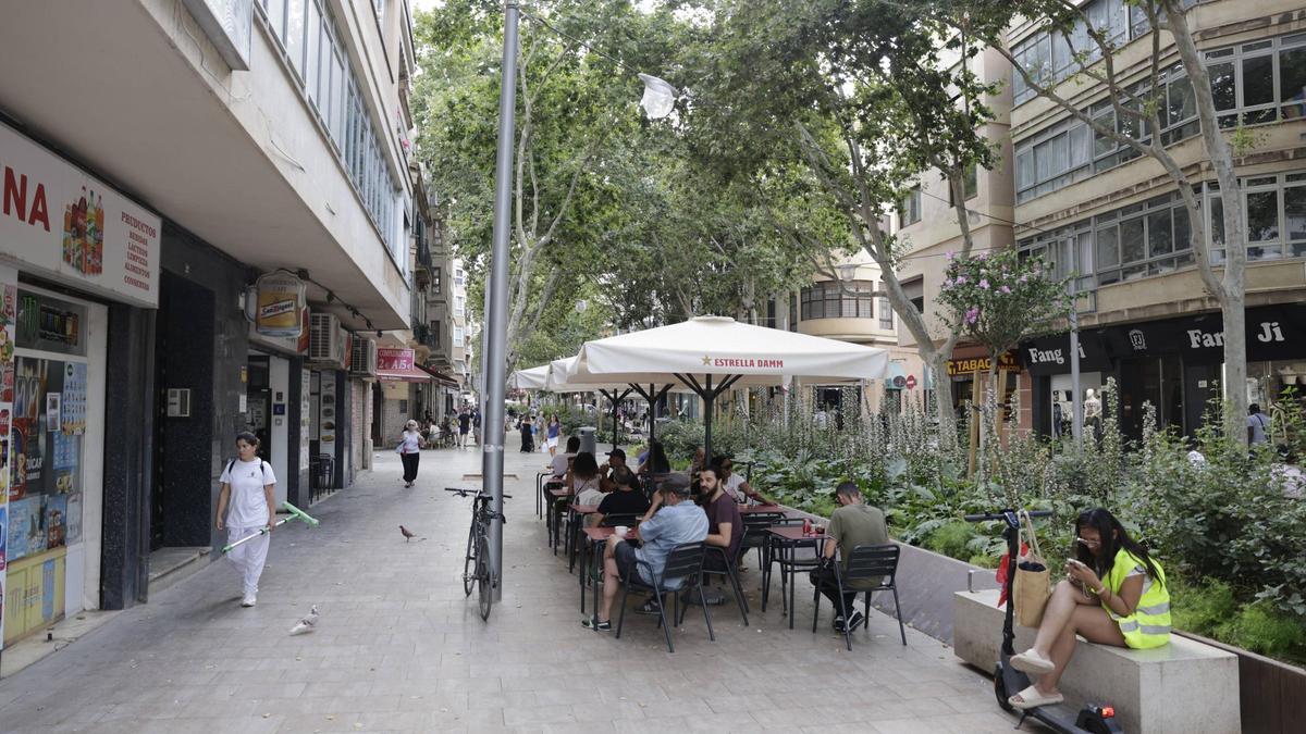 Las terrazas de Nuredduna se desplazaron al centro de la calle.