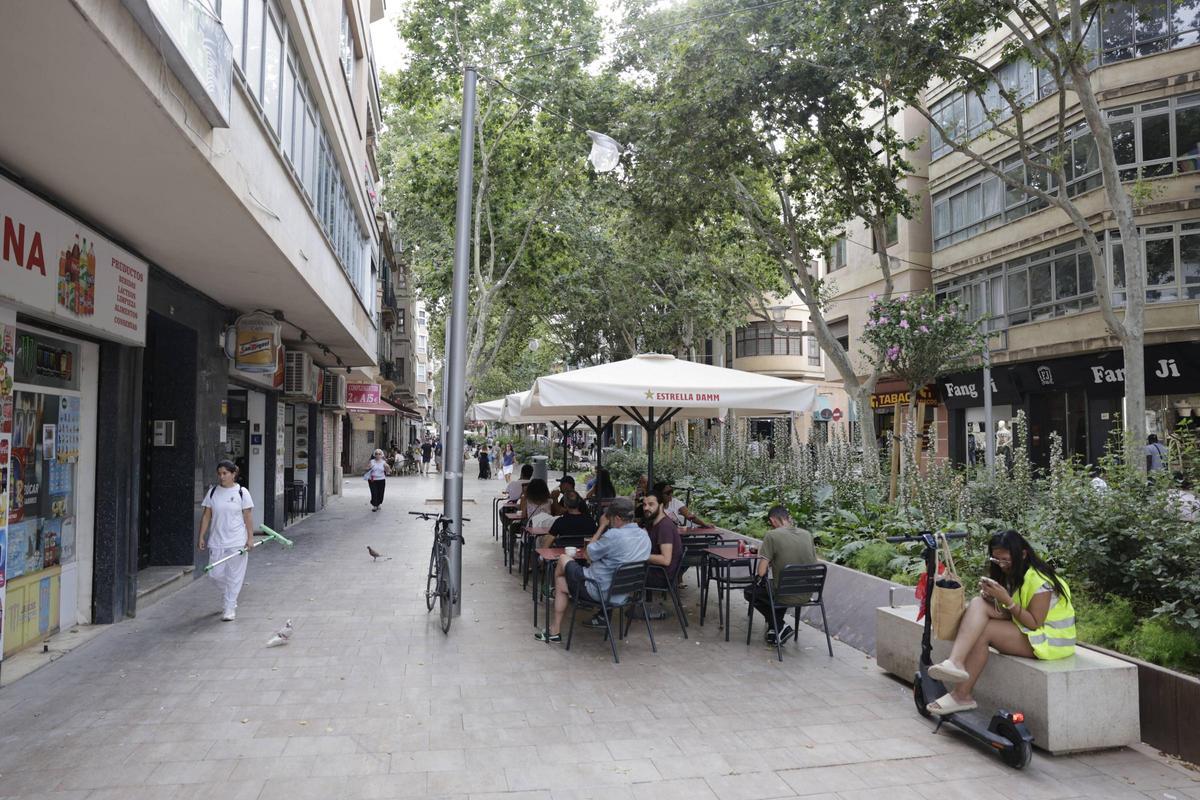 Las terrazas de Nuredduna se desplazaron al centro de la calle.