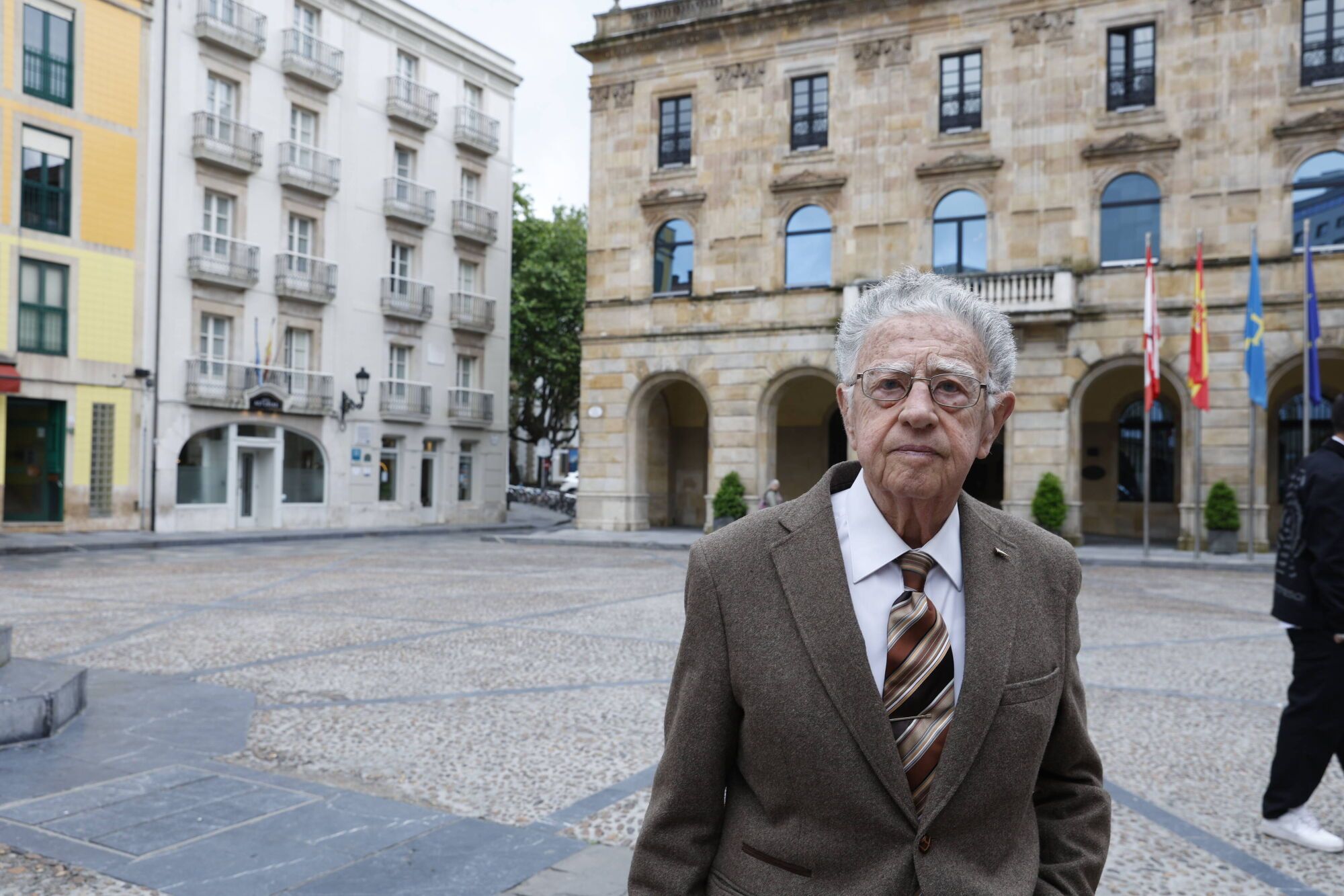 EN IMÁGENES: Gijón honra a sus vecinos ejemplares, ahora sí, tras la interrupción provocada por el apagón