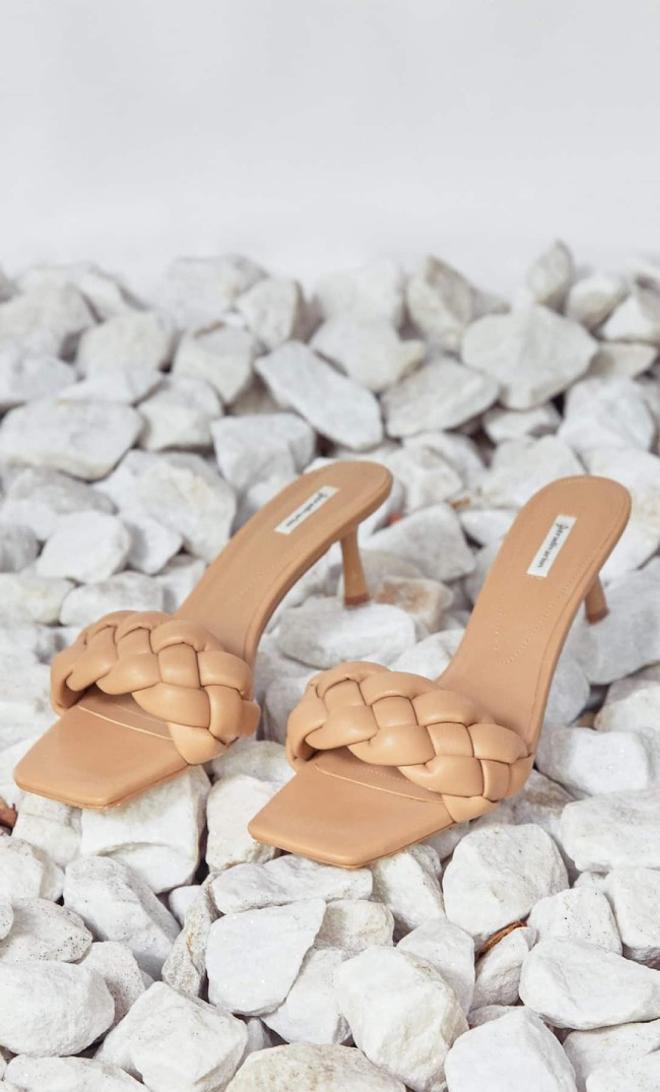 Sandalias de tacón acolchadas trenzadas en camel de Stradivarius