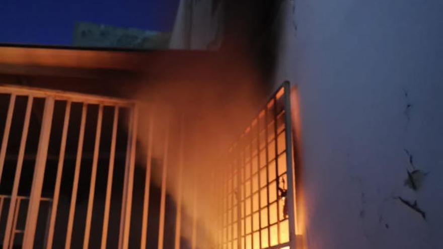 El último incendio provocado en la antigua sede de la Facultad se inició muy cerca de la Escuela Fernando Estévez.