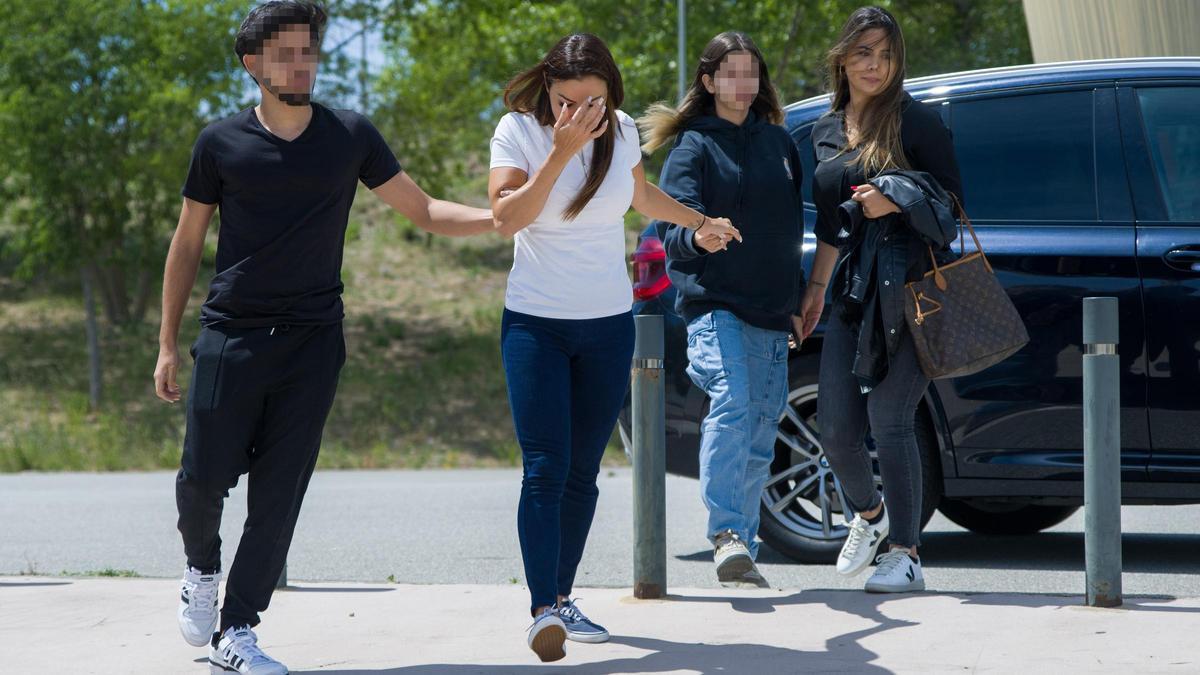La exmujer de Dani Alves Dinora Santana y sus dos hijos a su llegada a la cárcel de Brians 2. La exmujer de Dani Alves Dinora Santana y sus dos hijos a su llegada a la cárcel de Brians 2.