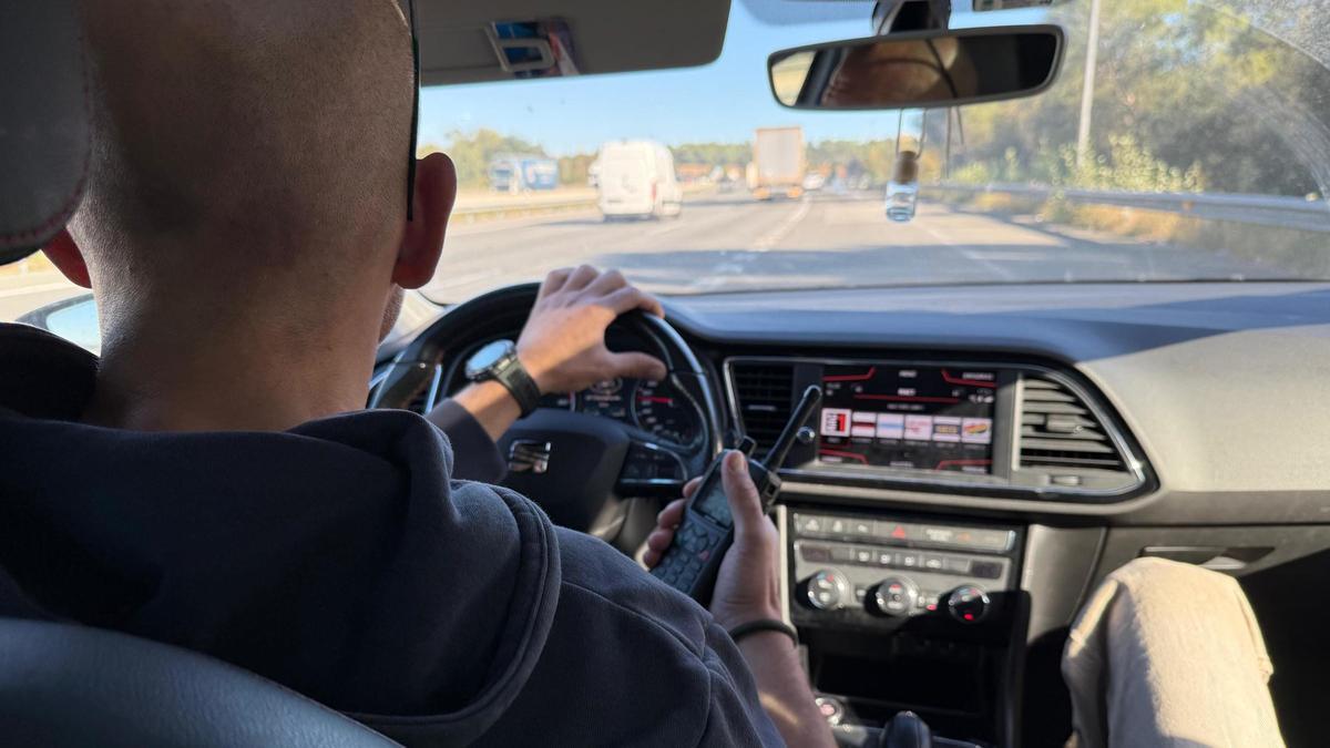 Patrullaje por la AP-7 de unos agentes de la Unitat Operativa de Mobilitat (UOM) de los Mossos d'Esquadra