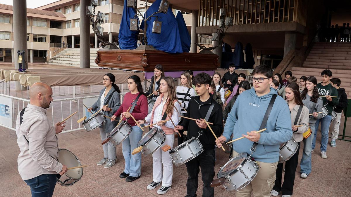 Así se prepara la Tamborrada de la Semana Santa que tendrá lugar el domingo