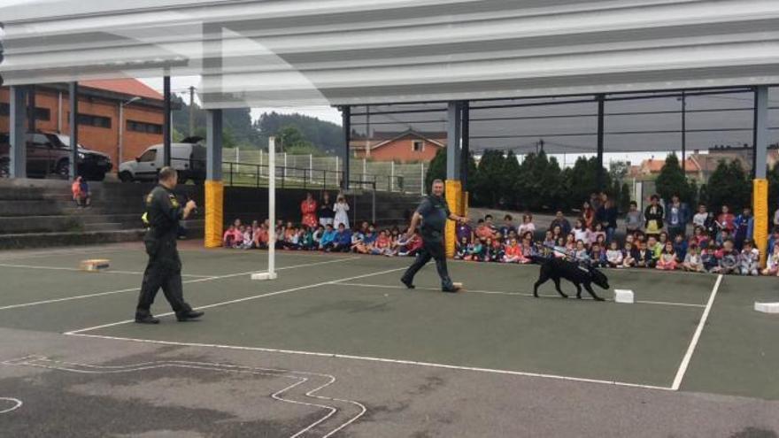 Los alumnos de Los Campos disfrutan de una exhibición de la Guardia Civil