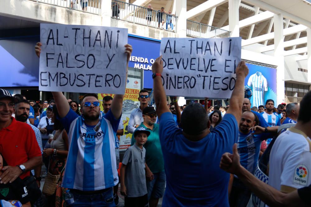 La protesta, convocada para los instantes previos al Málaga - Almería, ha sido más multitudinaria que otras anteriores y ha tenido un cántico más recurrente que otros: ¡Al Thani, vete ya!