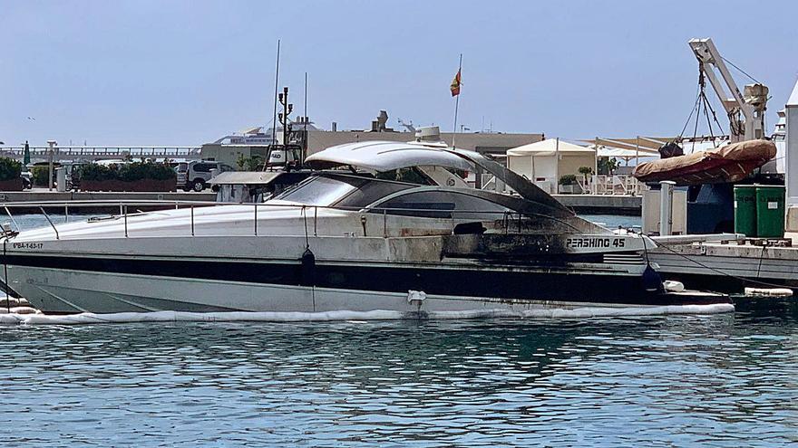 Reflotan el barco hundido por un incendio en Marina Ibiza