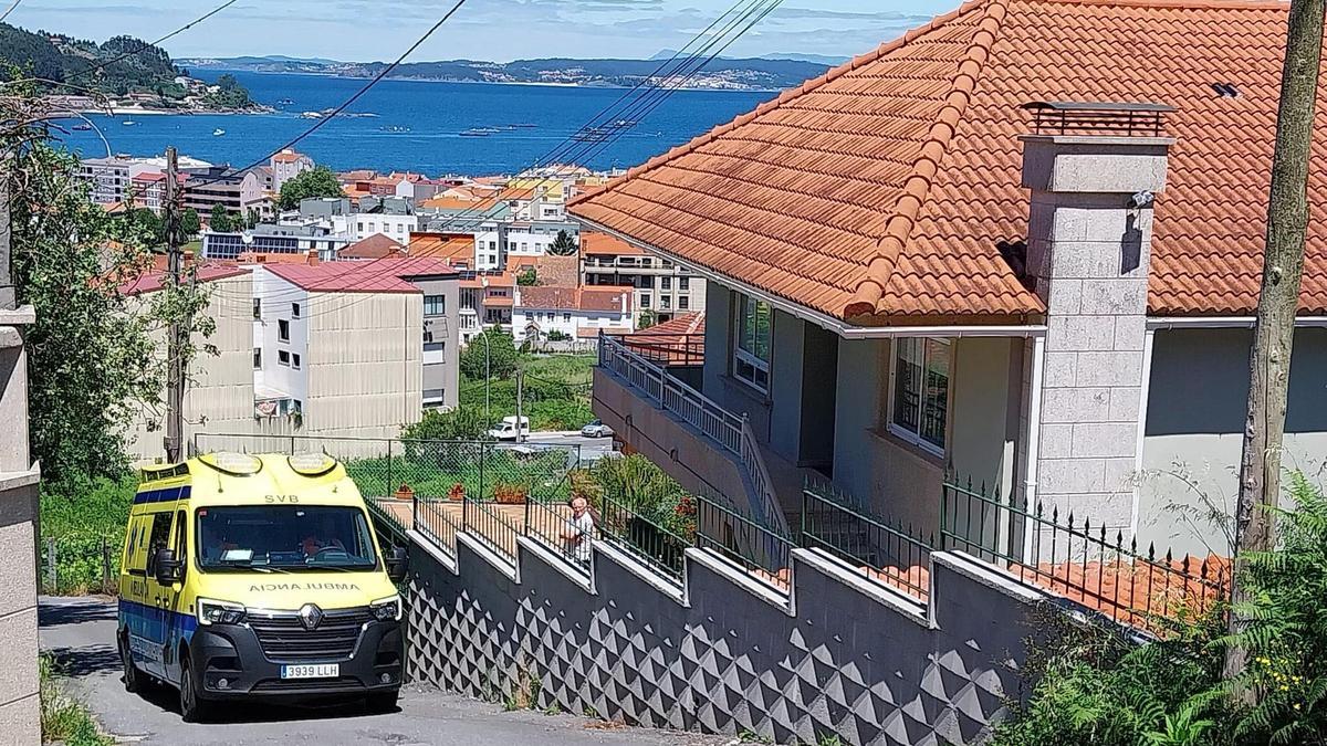 Un hombre de 76 años fallece de un infarto mientras paseaba por el centro de Bueu