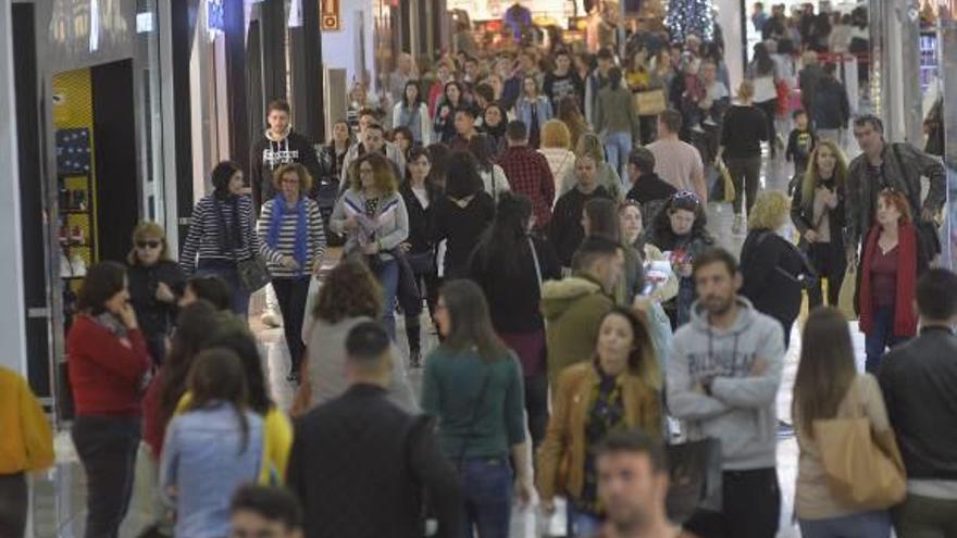 El centro comercial L&#039;Aljub, repleto de clientes, ayer.