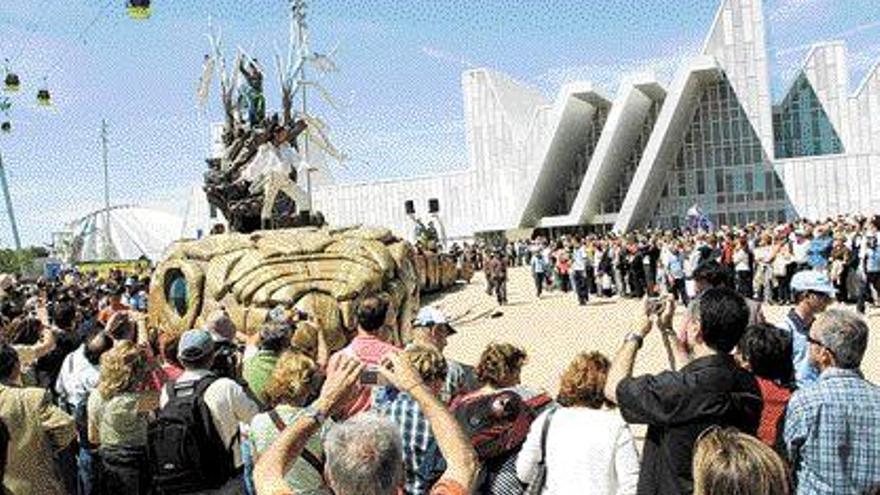 La cabalgata del Circo del Sol animó a miles de visitantes. / efe