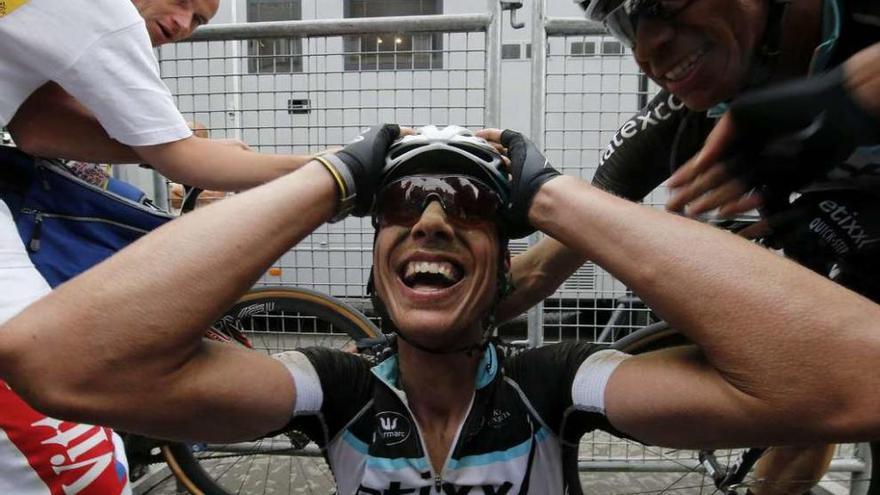 Tony Martin celebra la victoria que consiguió ayer en Cambrai.