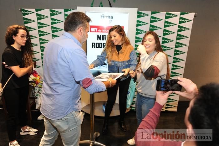 Miriam Rodríguez firma discos en El Corte Inglés