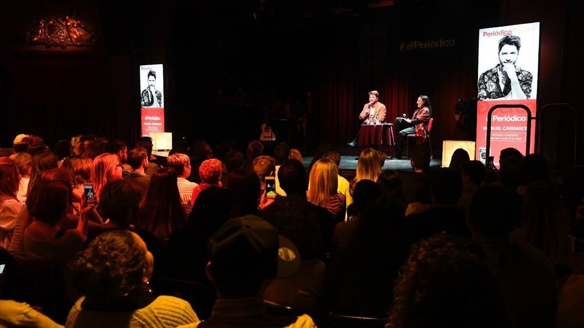 El cantante Manuel Carrasco en un pequeño concierto con suscriptores de El Periódico en la sala Luz de Gas, dentro del ciclo Dcerca.