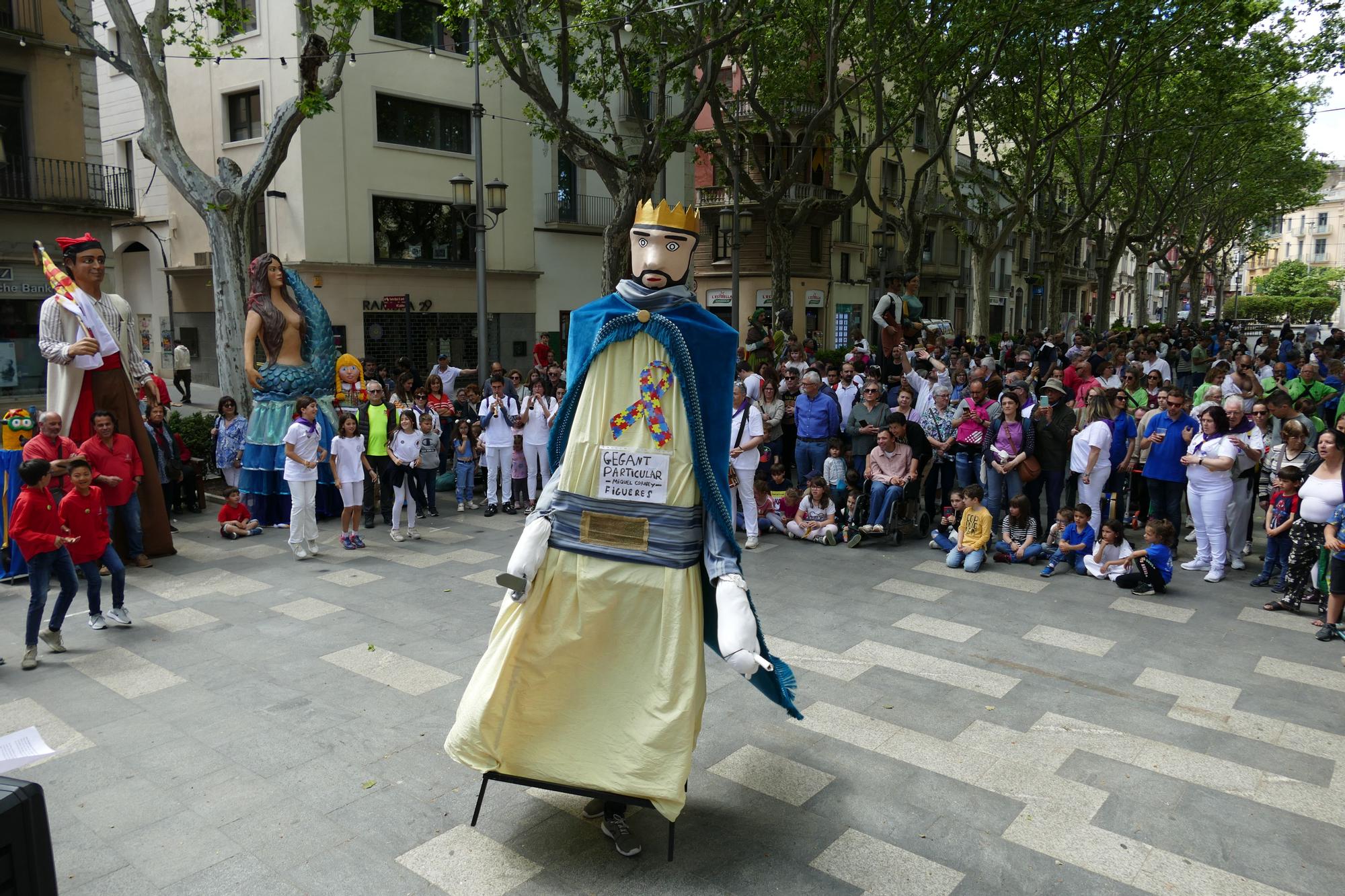 Vuit colles gegants passegen pel centre de Figueres