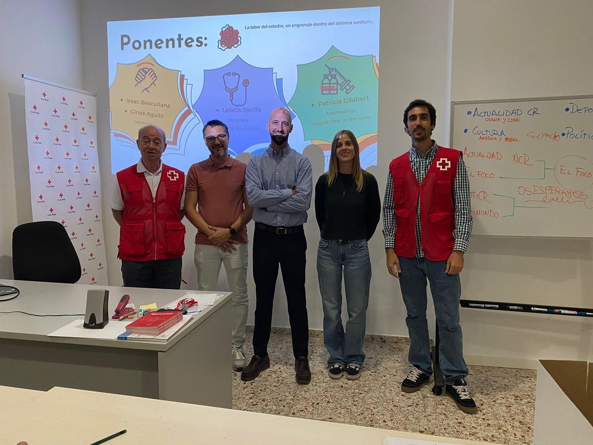 Profesionales sanitarios que han acudido al curso de celadores de Cruz Roja
