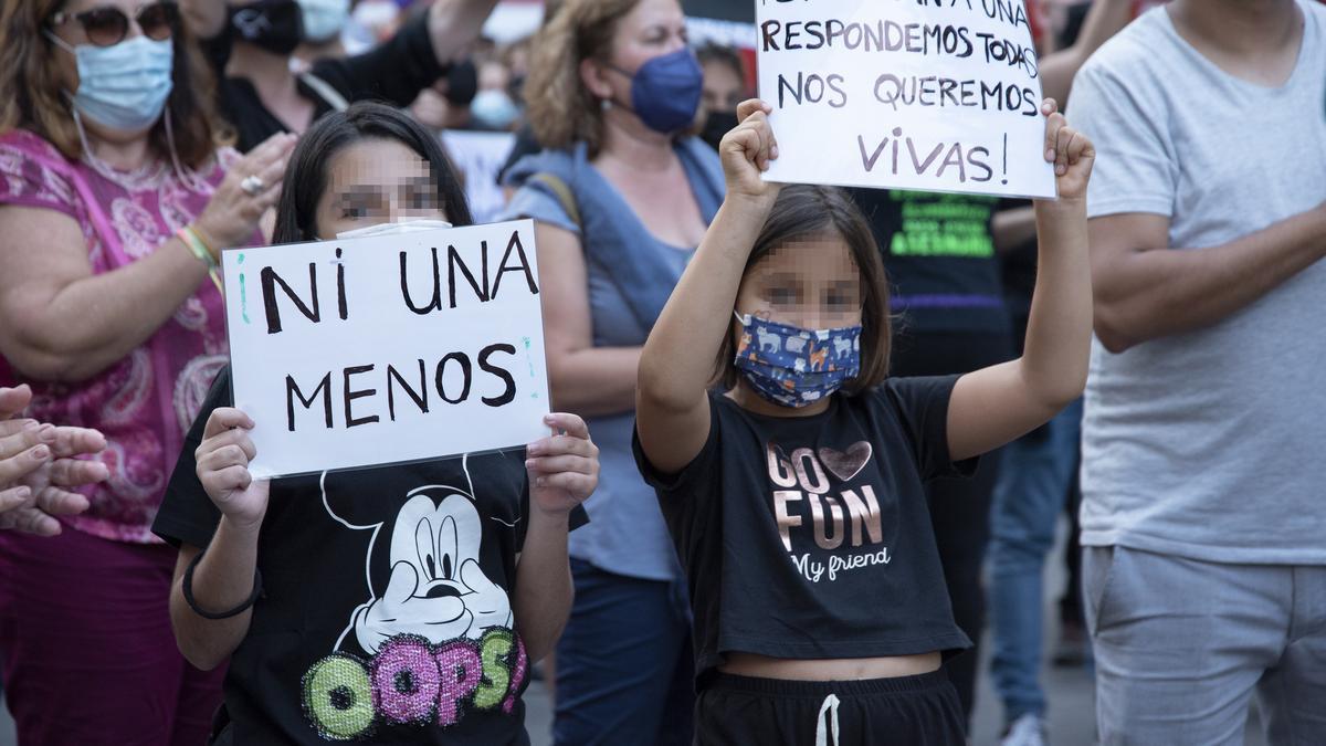 Dos nenes durant una concentració feminista a Tenerife