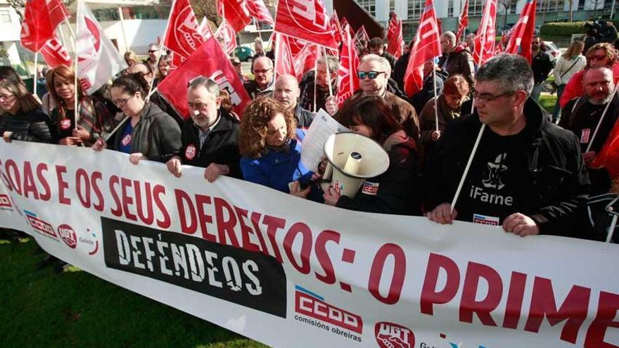 Concentración ante la sede de la patronal esta mañana en A Coruña.