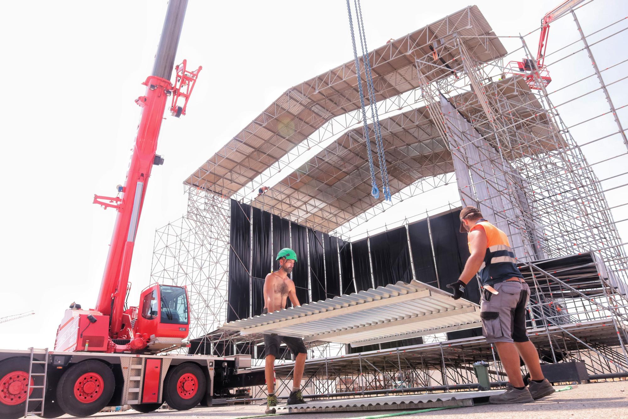 Durante los últimos días, equipos de operarios se afanan en el acondicionamiento de las instalaciones que acogerán el festival Arenal Sound en Burriana.