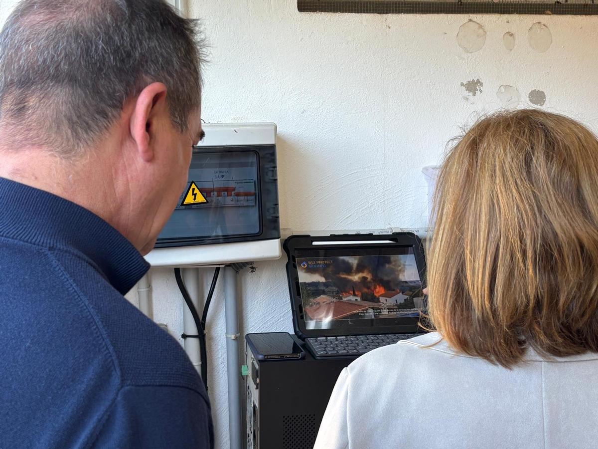 Robert Raga y Pilar Bernabé visualizando la actuación del proyecto en uno de los incendios en Riba-roja de Túria.