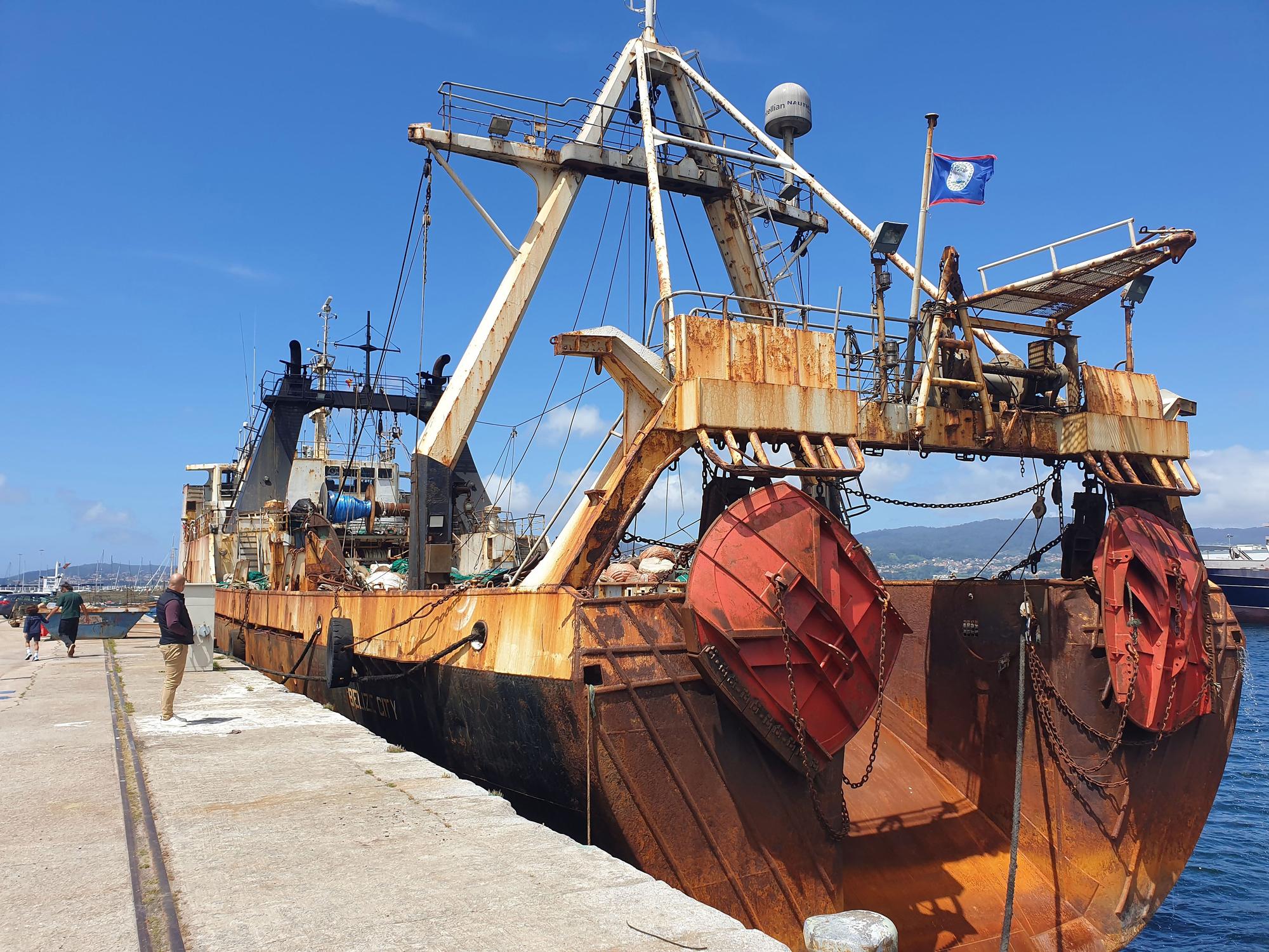 Chatarra a flote: el estado lamentable del arrastrero de Belice amarrado en Vigo