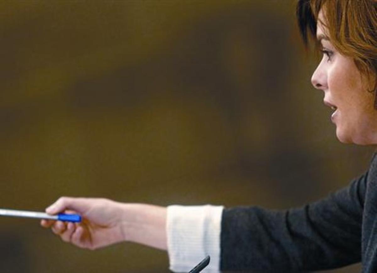 La vicepresidenta del Gobierno, Soraya Sáenz de Santamaría, ayer, en la rueda de prensa posterior al Consejo de Ministros.