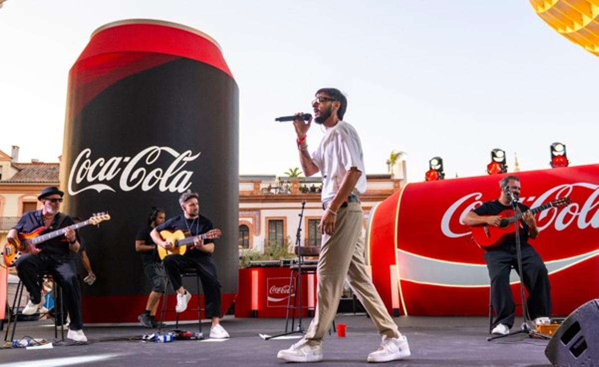 Raule, durante su actuación en Always an Icon, el evento celebrado en Las Setas para presentar la nueva identidad visual de Coca-Cola.