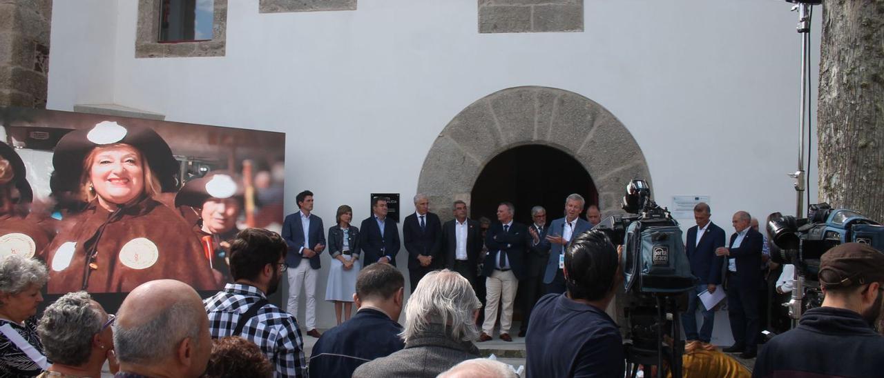 Autoridades, familia e amigos, 
na homenaxe póstuma a Aída 
Menéndez diante do albergue 
de peregrinos. |  // D.G.A.