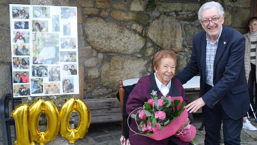 El alcalde, José María Bello Maneiro, durante un reciente homenaje a la centenaria Concepción Jamardo Neira.