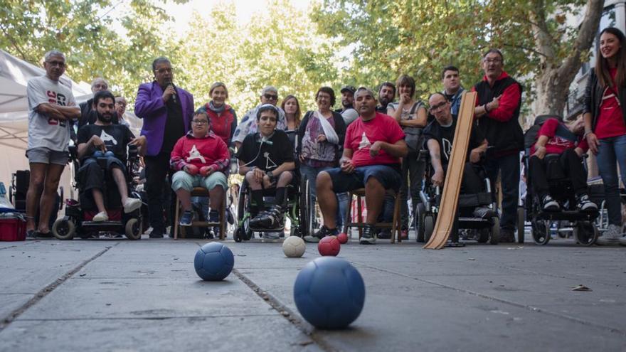 Participants a la partida de botxes. Pep Callau (de lila) va presentar la matinal amb l’humor i art que el caracteritza