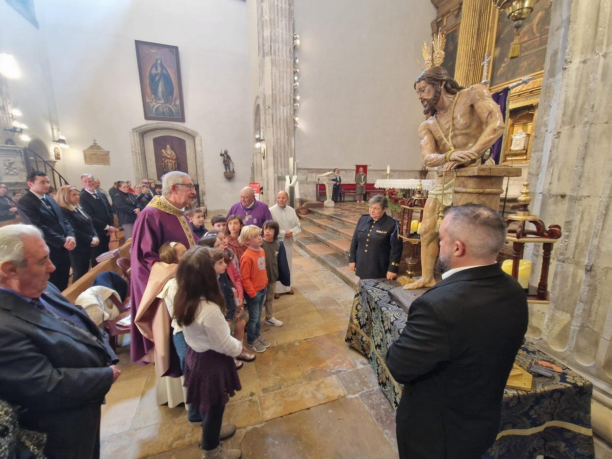 Besapiés ante la imagen del Cristo Flagelado, este domingo en La Corte.