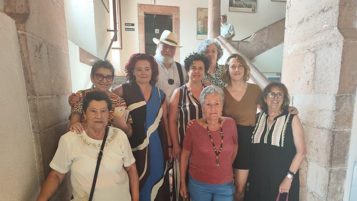 Participantes en el taller, con la técnica Laura García, en la Casa de Cultura de Grado.