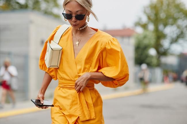 Look de Mango con top y falda cruzada, visto en el 'street style' de Copenhague