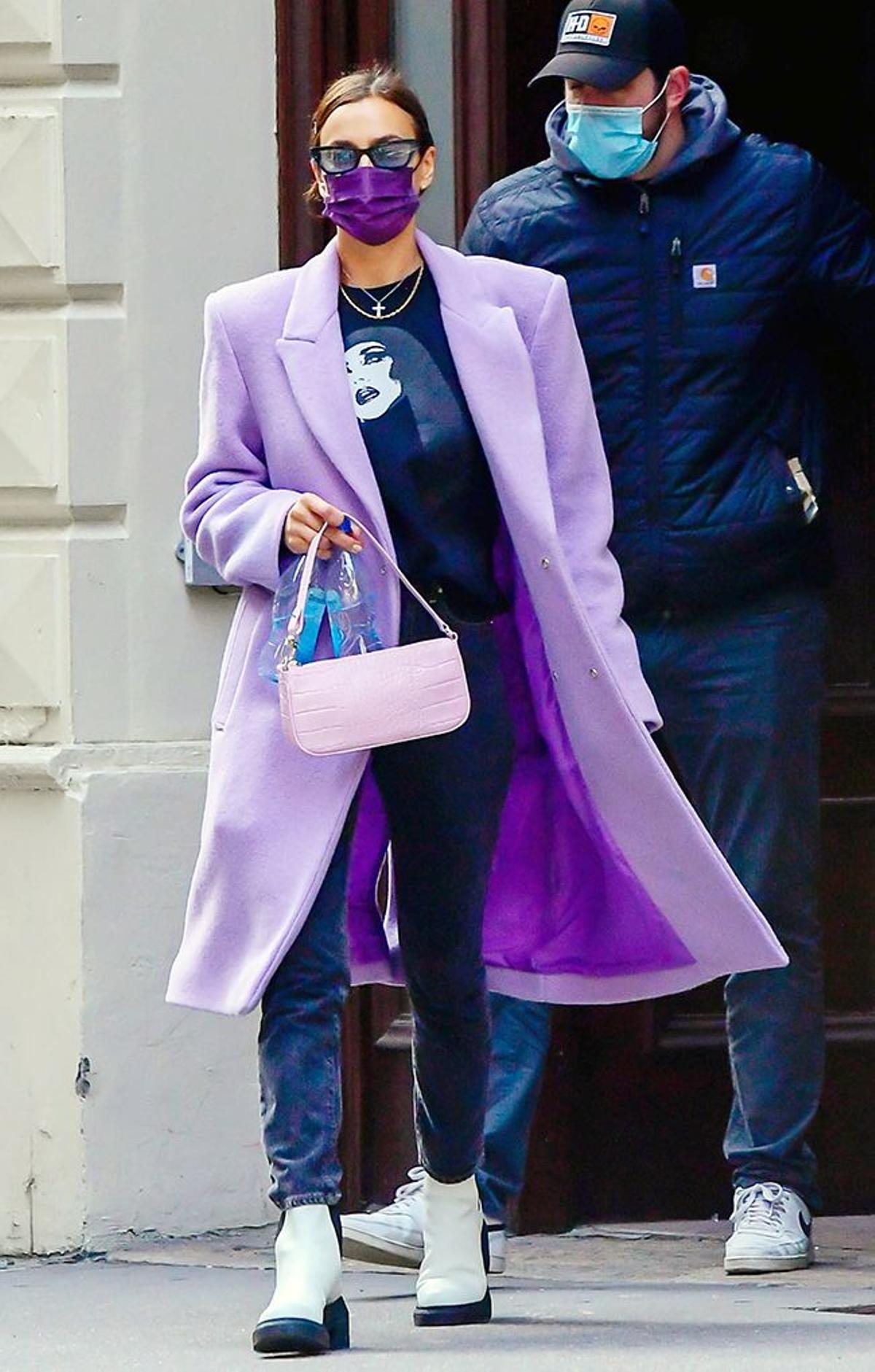 Irina Shayk con abrigo lavanda