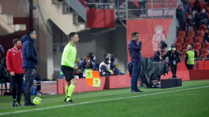 Luis García observa el encuentro desde la zona técnica.